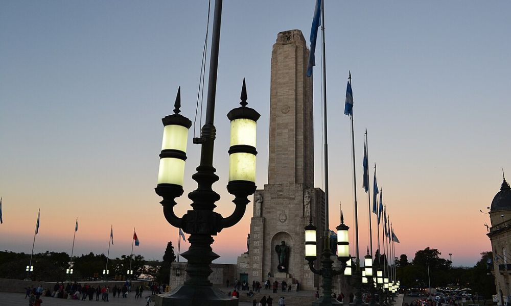 La torre del monumento durante el atardecer.