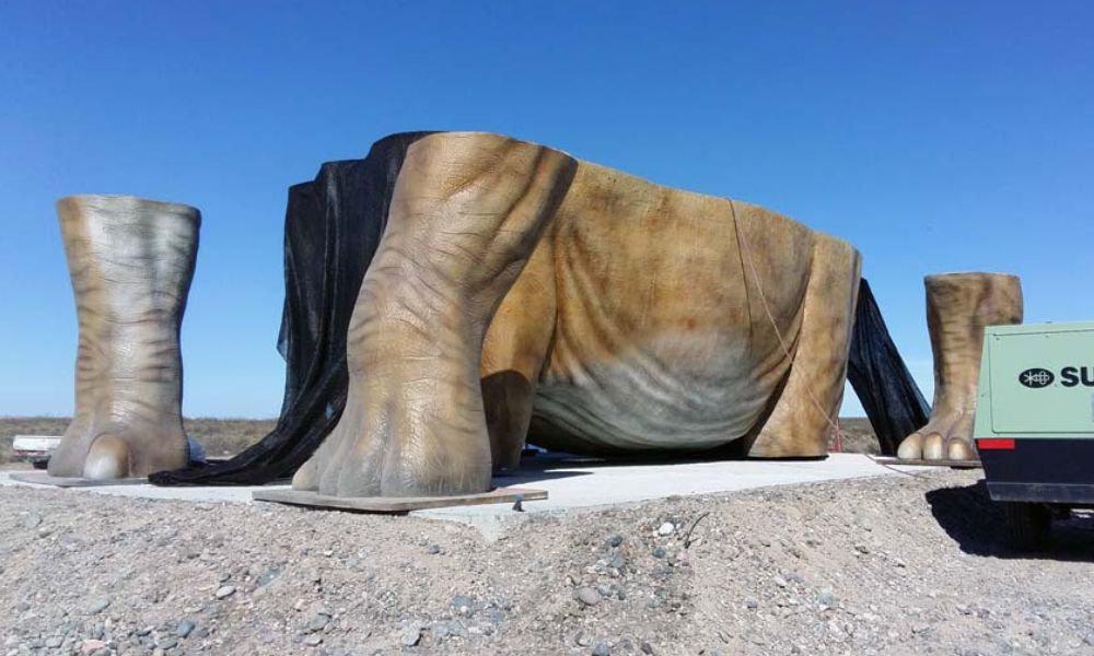 El monumento al dinosaurio más grande del mundo durante su ensamblaje.