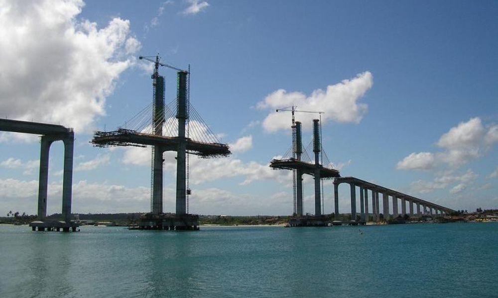 El Puente Newton Navarro en construcción.