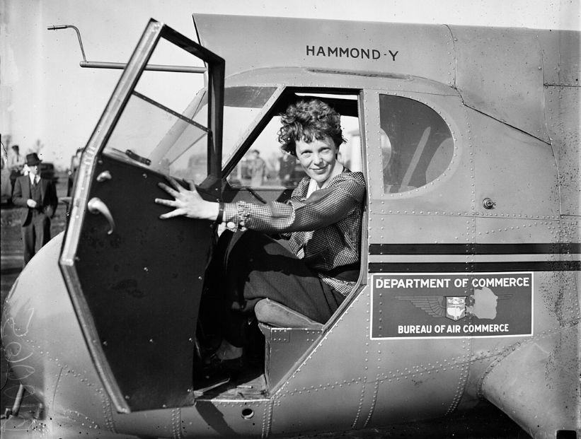 Amelia Earhart, primera aviadora en cruzar el Atlántico