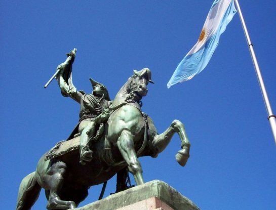 ¿Cuál es la historia del monumento al General Manuel Belgrano de la Plaza de Mayo? 