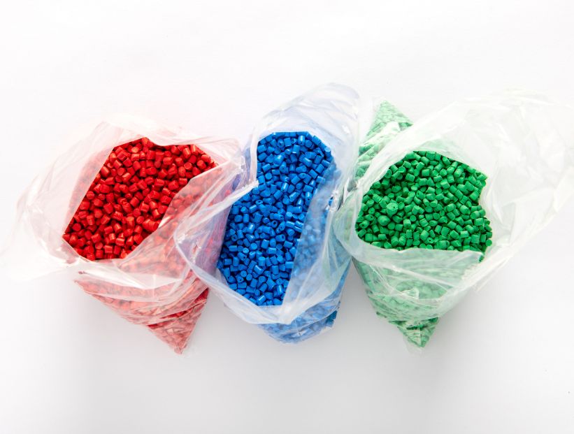 Los microplásticos rojos, verdes y azules son peores para el medioambiente