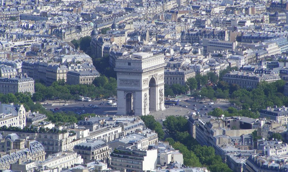 Vista del barrio donde está el Arco de Triunfo de París. 