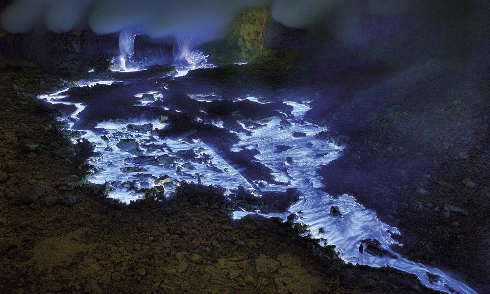 Volcán Kawah Ijen, de la Isla de Java, en Indonesia, que escupe lava azul