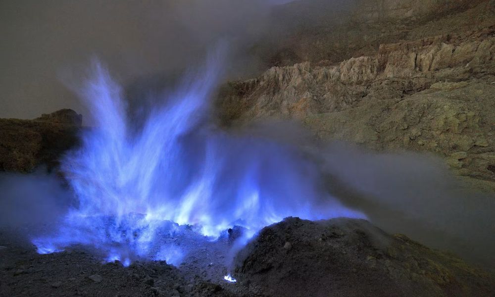 Llamaradas azules del volcán de lava azul, de Indonesia