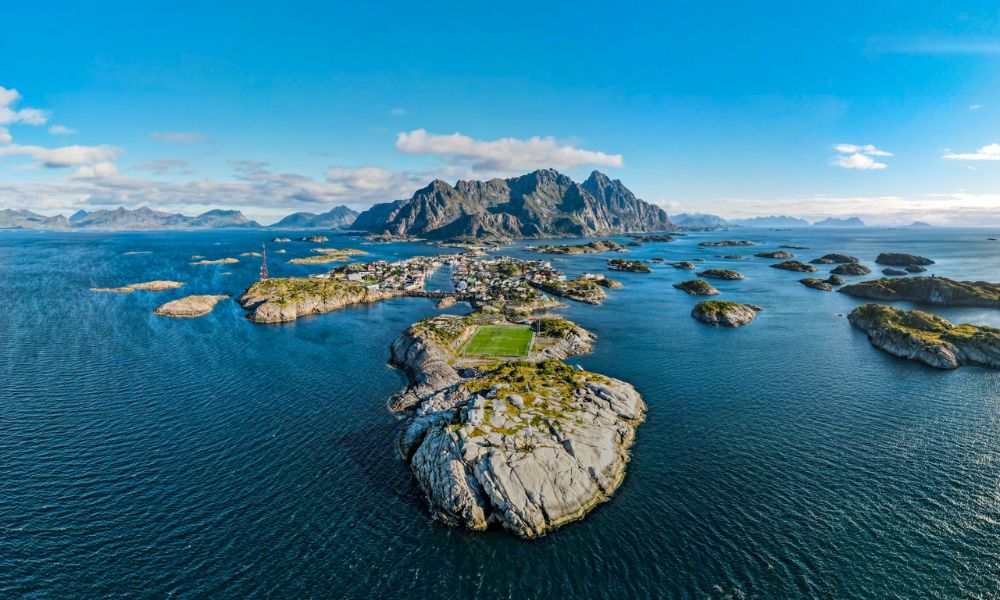 Campo de fútbol en Henningsvaer, Noruega