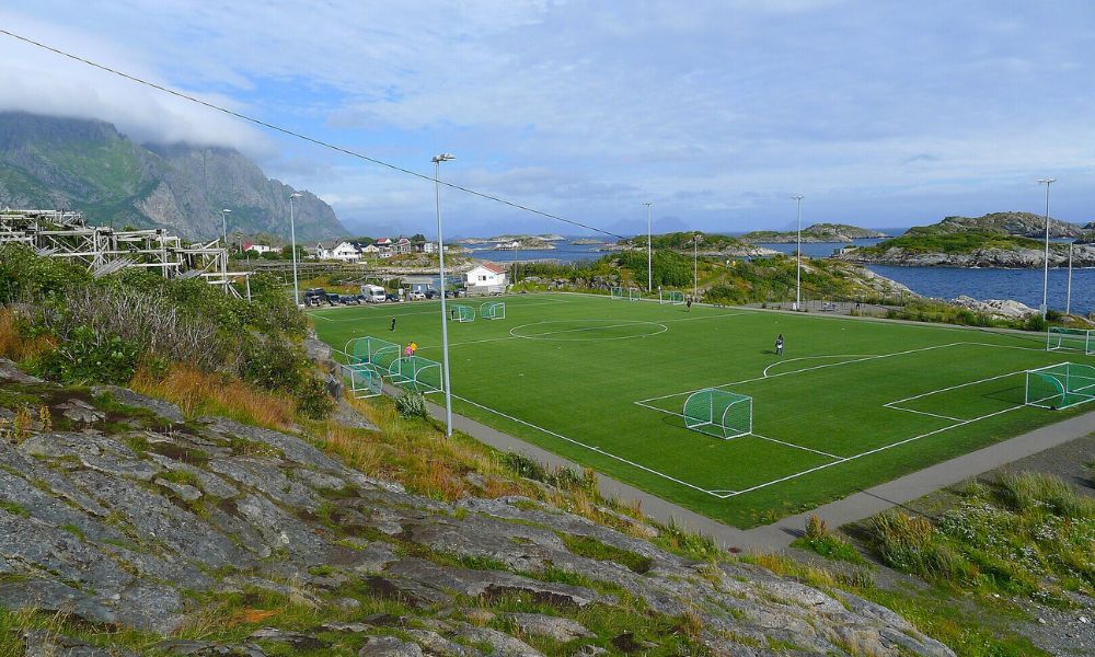 Campo de fútbol en Henningsvaer, Noruega