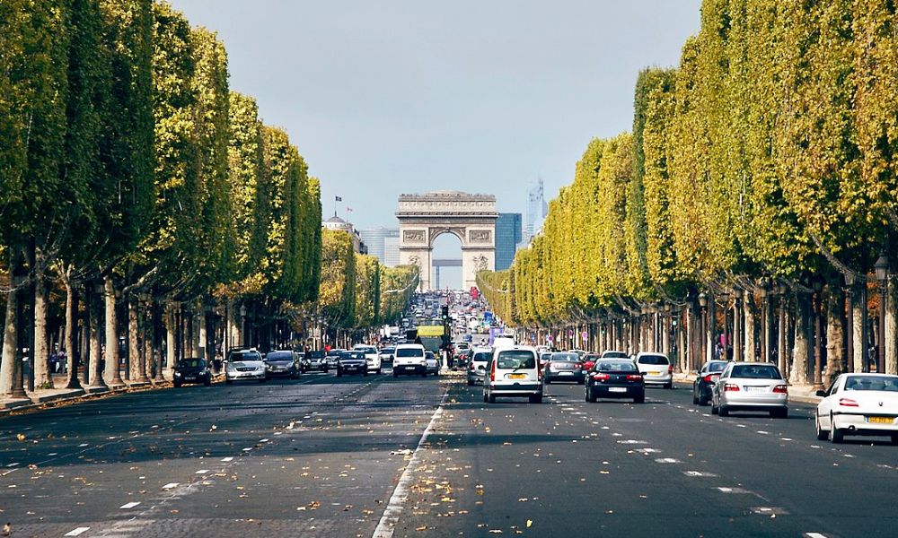 Una de las avenidas más turísticas de París, Francia. 
