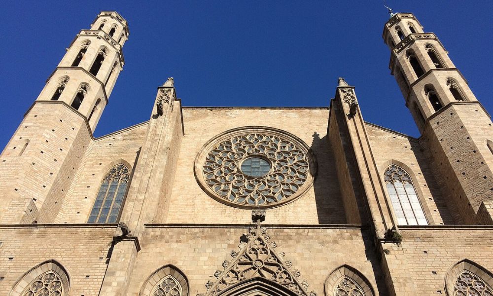 Fachada de la Basílica de Santa María del Mar, en Barcelona, España.