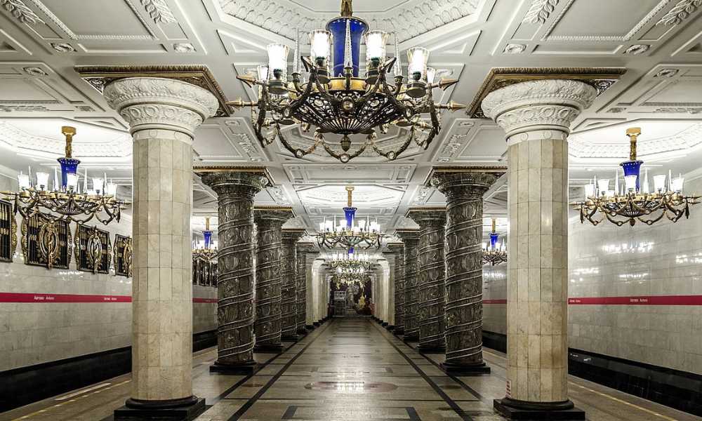 La escalera mecánica más larga del mundo están dentro del metro de San Petersburgo