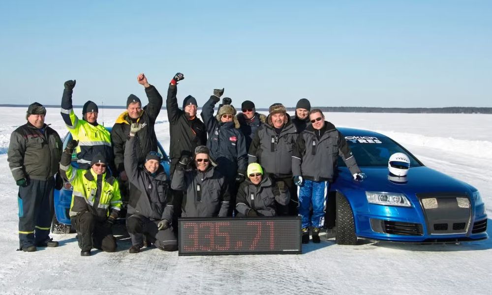 Grupo de personas que trabajó para conseguir la velocidad máxima sobre hielo.