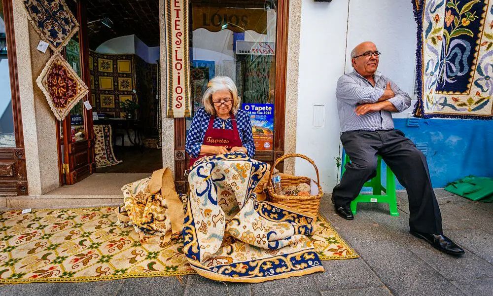 Mujer tejiendo una alfombra en Alentejo, Portugal