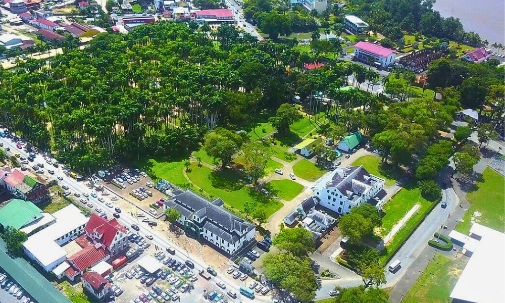 Vista aérea de la Plaza de la Independencia de Surinam. 