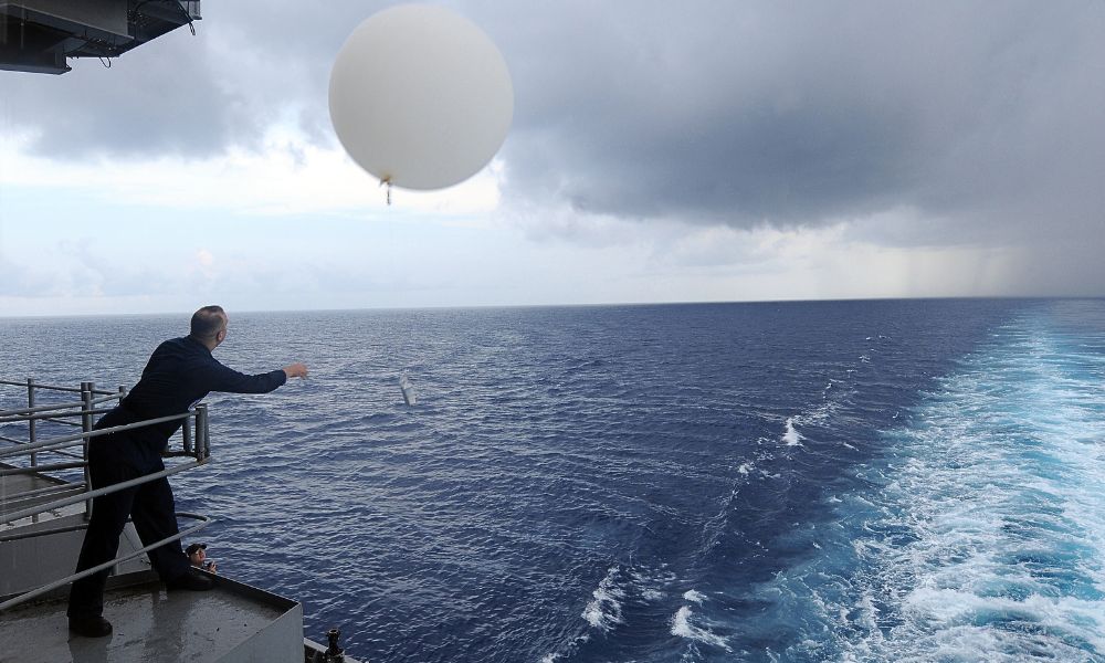 Un globo meteorológico lanzado desde el océano. 