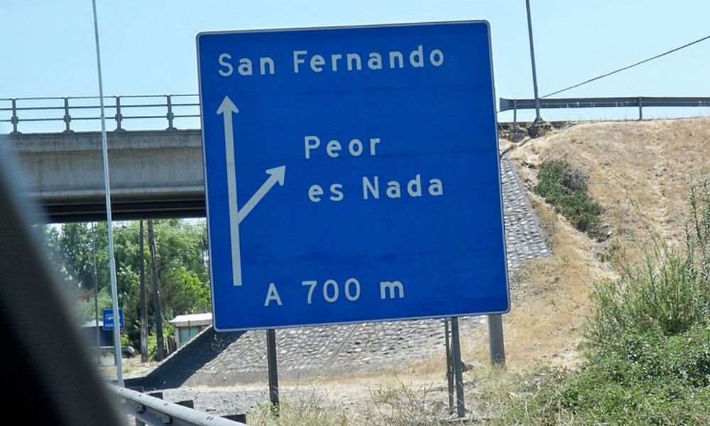 Cartel que indica la dirección de Peor es Nada. 