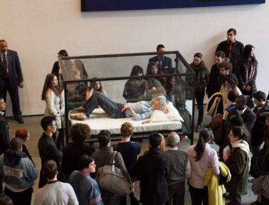 Tilda Swinton, la actriz que durmió en una caja de vidrio, se convirtió en arte y llenó un museo