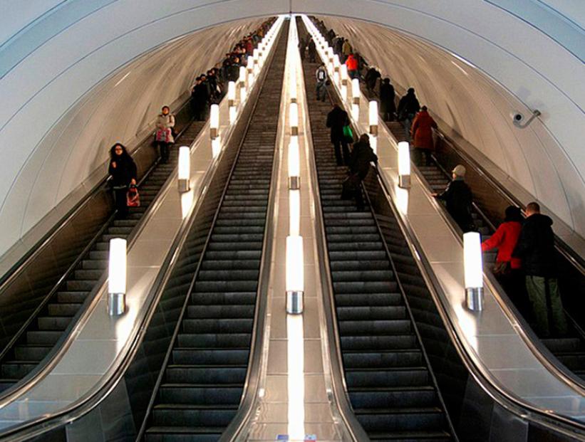 La escalera mecánica más larga del mundo están dentro del metro de San Petersburgo