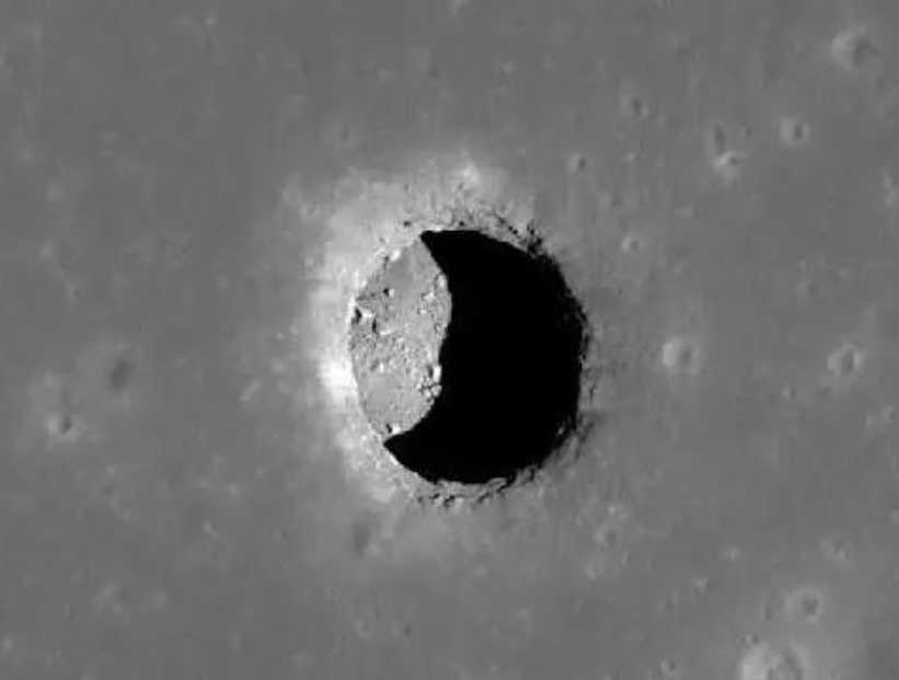Cueva en la Luna