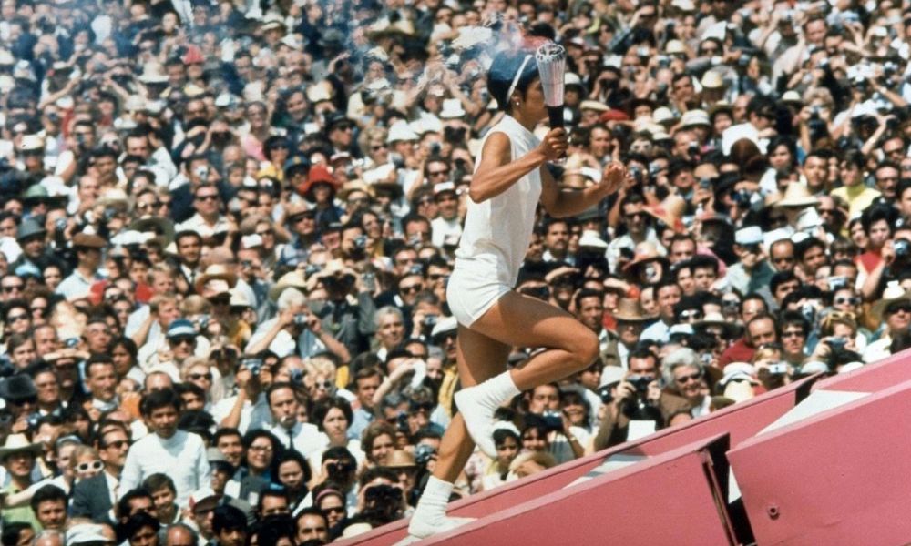 La atleta mexicana portando la antorcha olímpica en México 1968