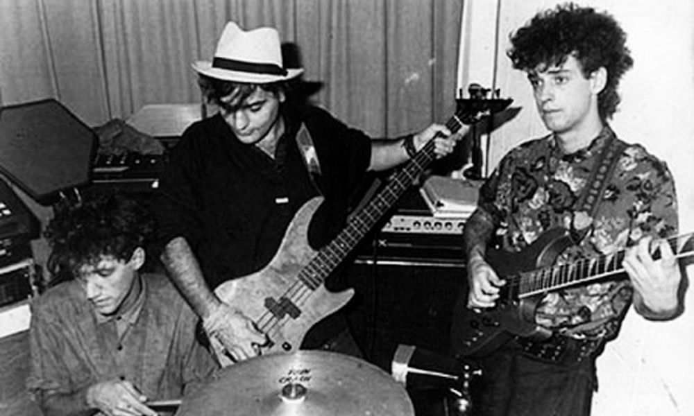 soda stereo banda argentina tres hombres tocando instrumentos en blanco y negro