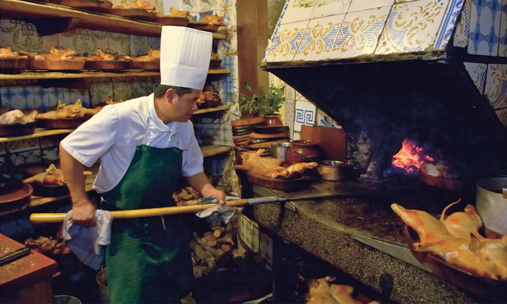 cocinero grillando cerdo