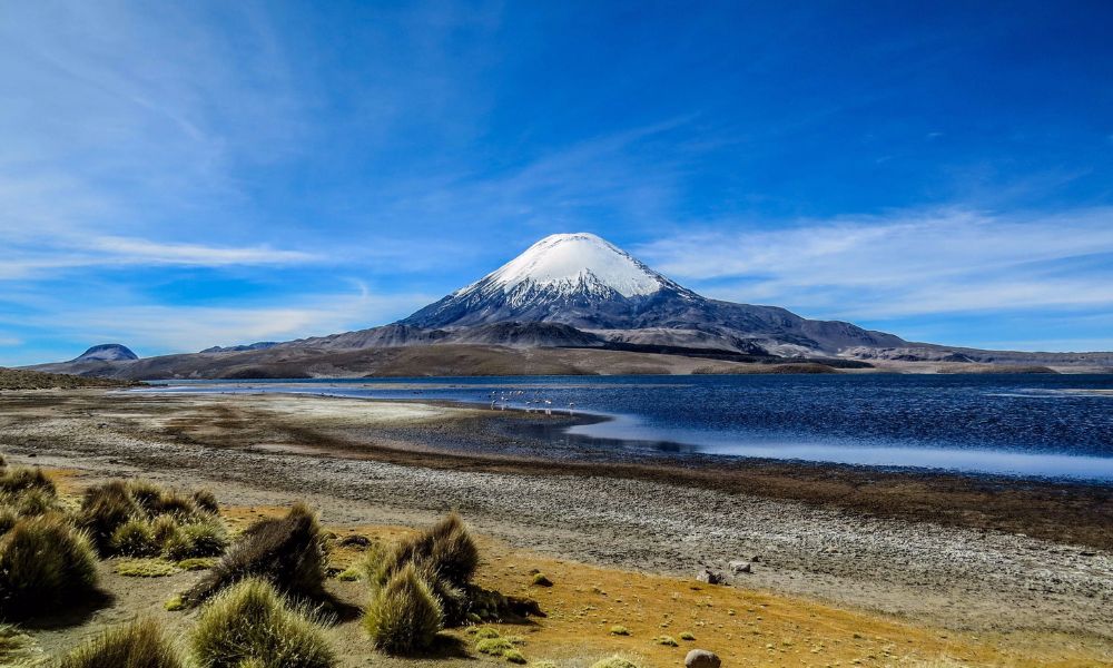 desierto de arica con montañas y mar