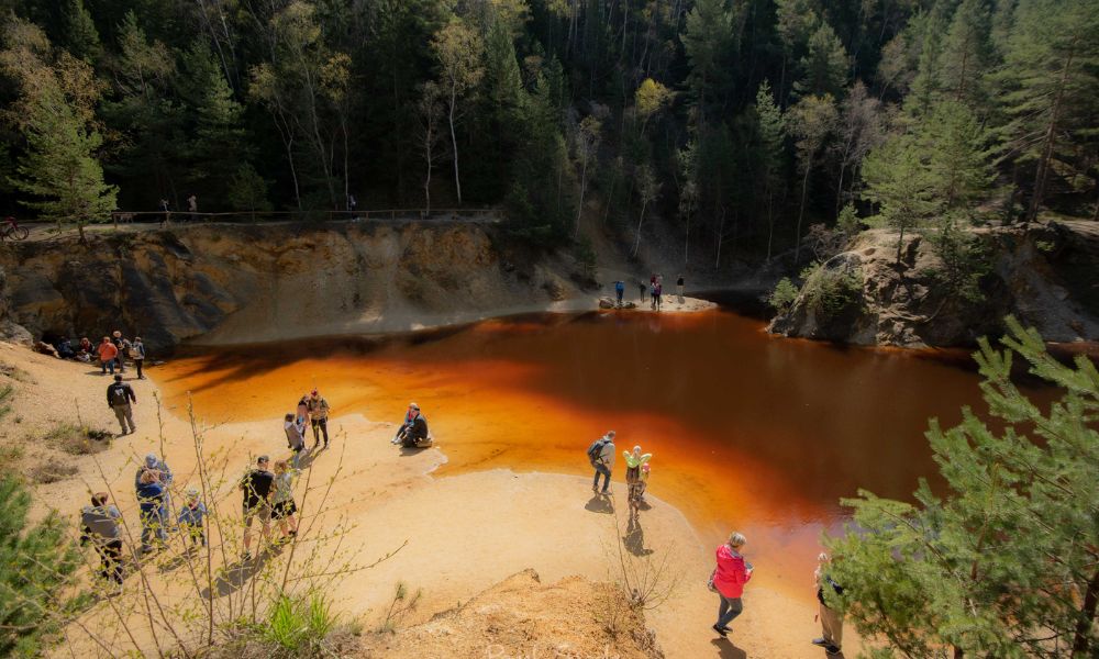 Lago Rojo, uno de los cuatro Kolorowe Jeziorka, en Polonia