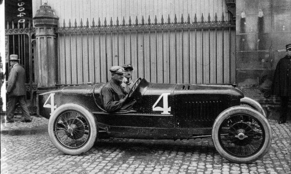 auto de carreras antiguo con dos conductores foto blanco y negro