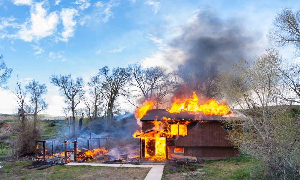 casa prendiendose fuego en medio del campo