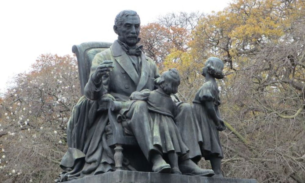 Monumento a San Martín junto a sus nietas en Plaza Grand Bourg, Ciudad Autónoma de Buenos Aires