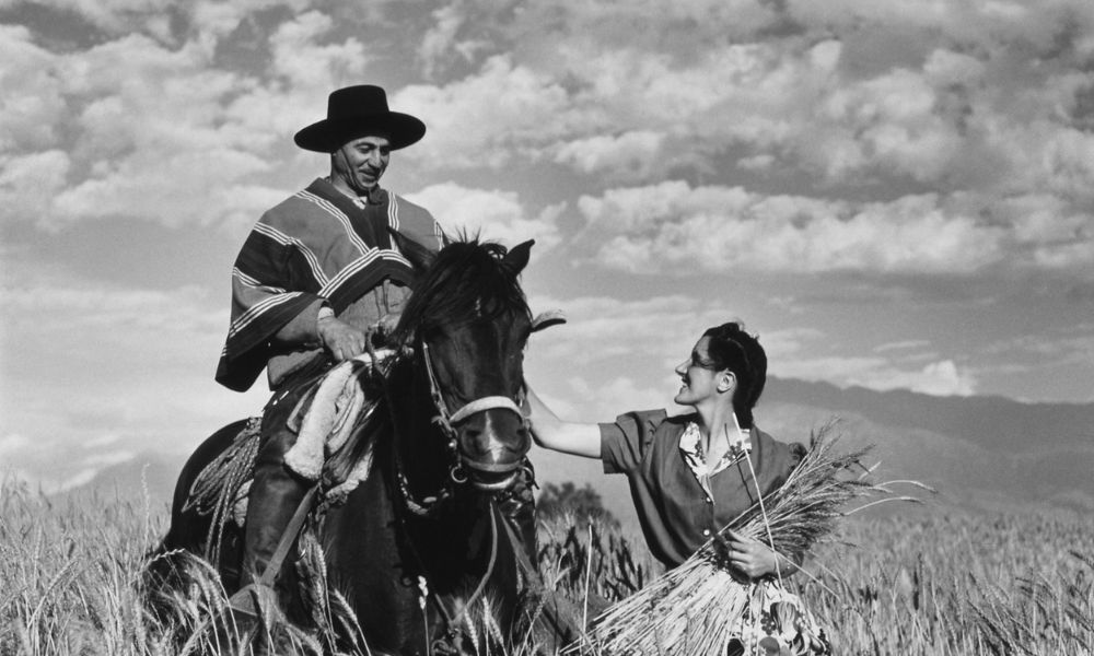 gaucho en caballo con mujer imagen en blanco y negro en el campo