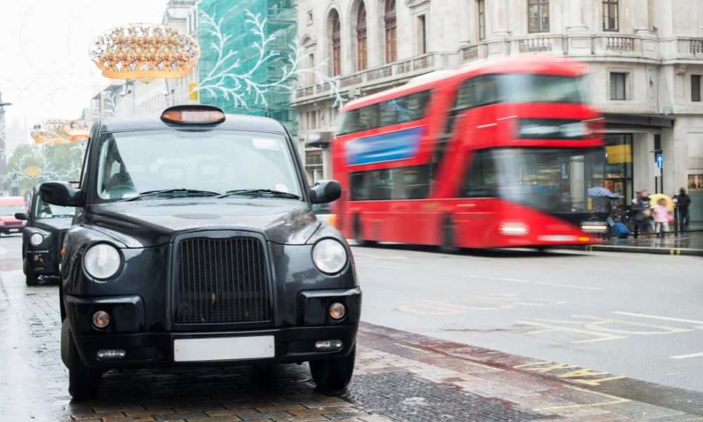 Londres con sus típicos Austin FX4 negros