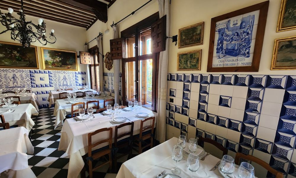 interior de sobrino de botin restaurante con azulejos y ladrillos en madrid