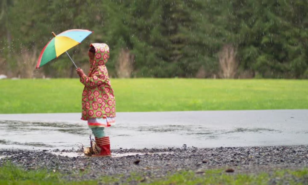 Niña con paraguas en la lluvia