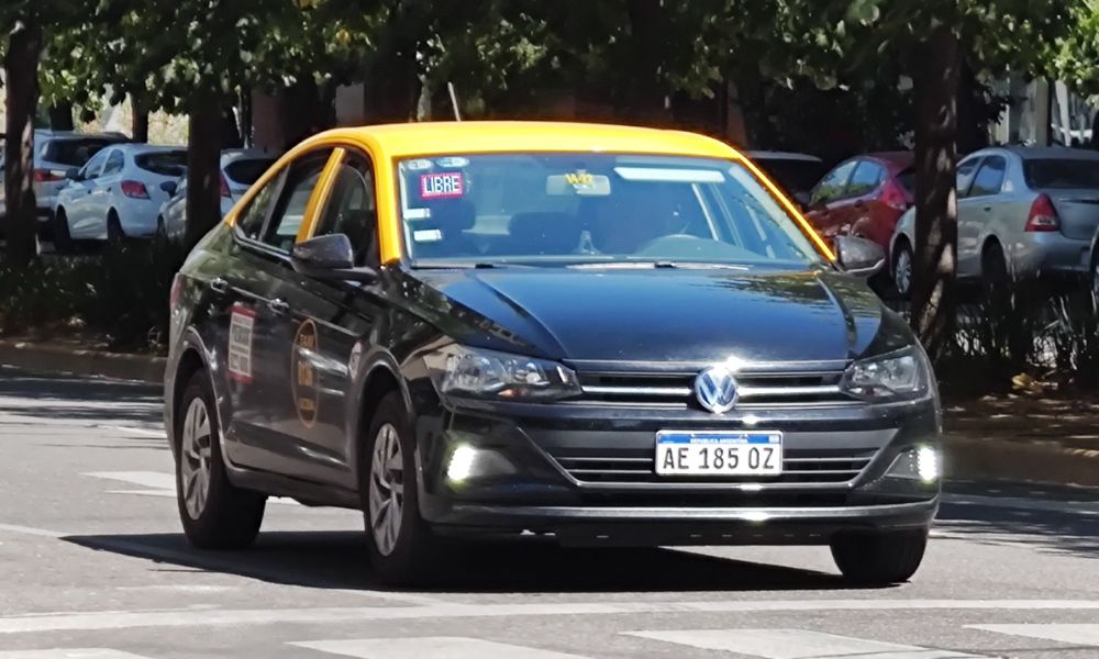 taxi amarillo y negro por la calle