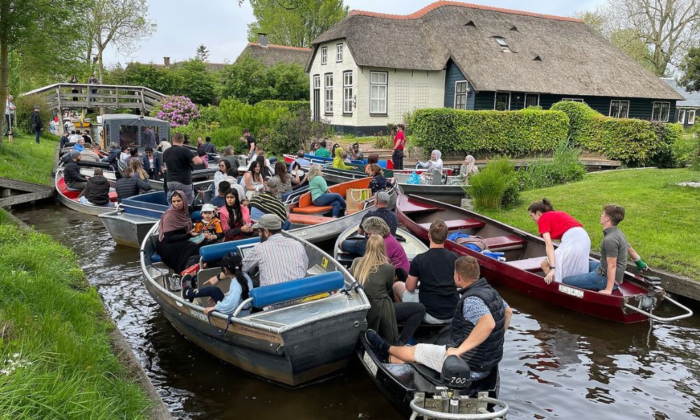 Turistas en Giethoorn.