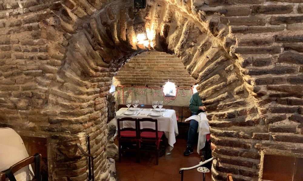 interior de restaurante con ladrillos en madrid