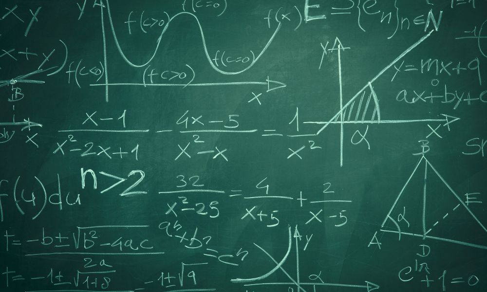 pizarron verde con muchas formulas matematicas escritas