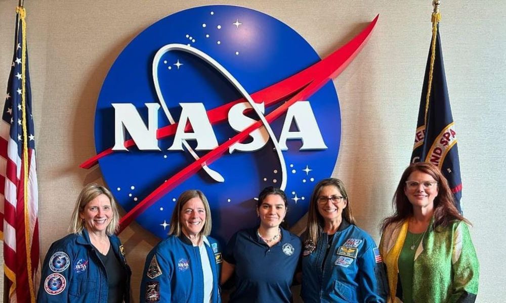 La futura astrobióloga junto a astronautas reconocidas de la NASA.