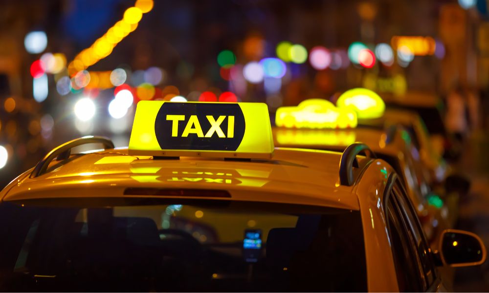 cartel de taxi encendido en la ciudad