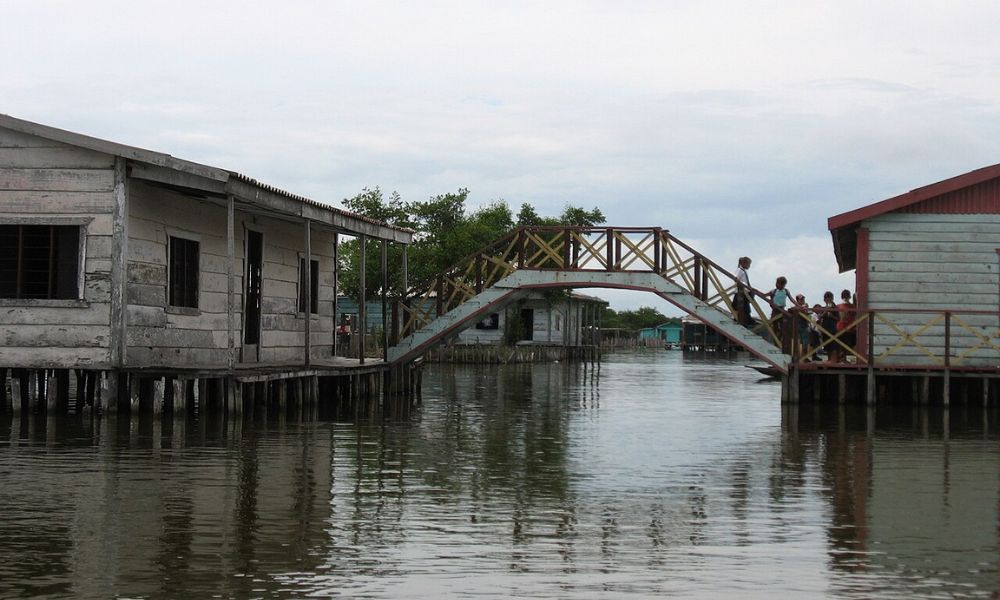 Un palafito con un puente.