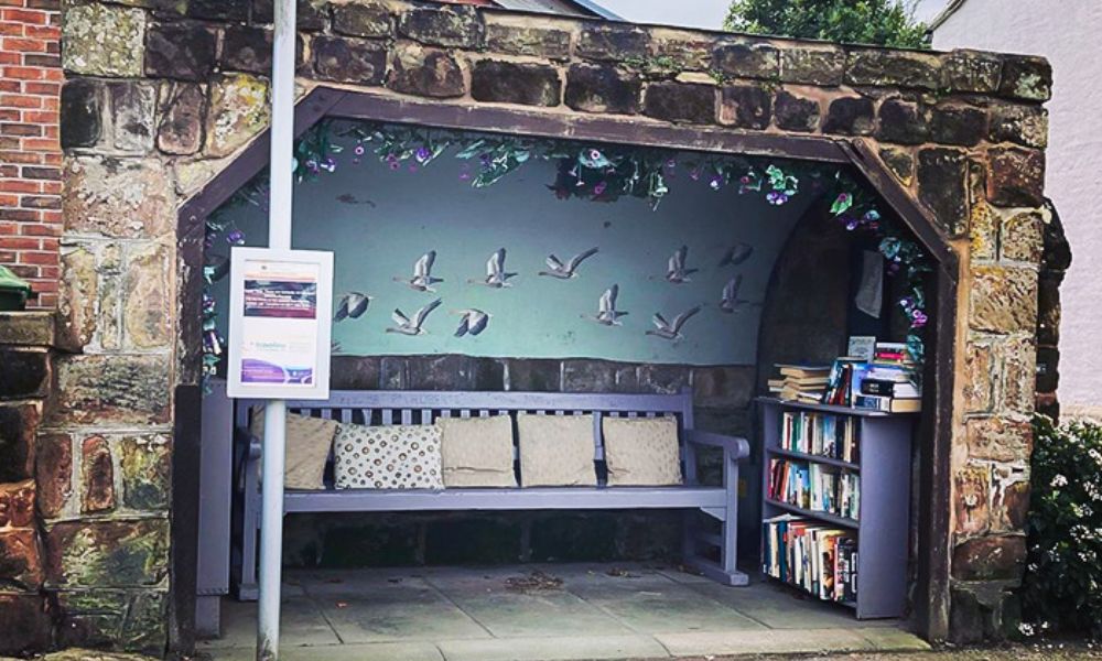 Parada de colectivo que ofrece libros en Neston, Inglaterra