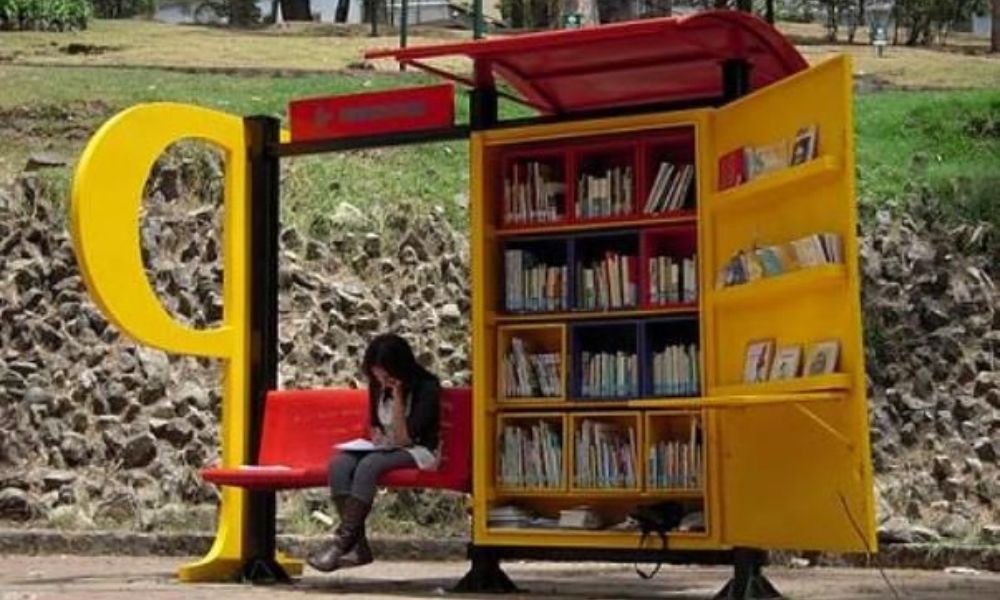 Parada de colectivo que ofrece libros Bogotá, Colombia