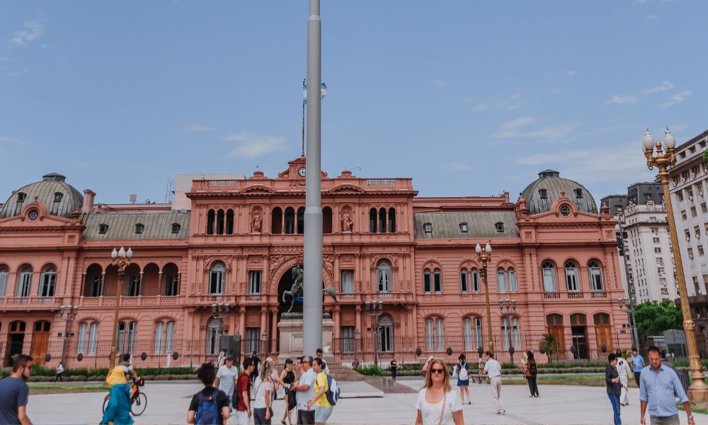 casa rosada y gente caminando cerca. densidad poblacional de argentina