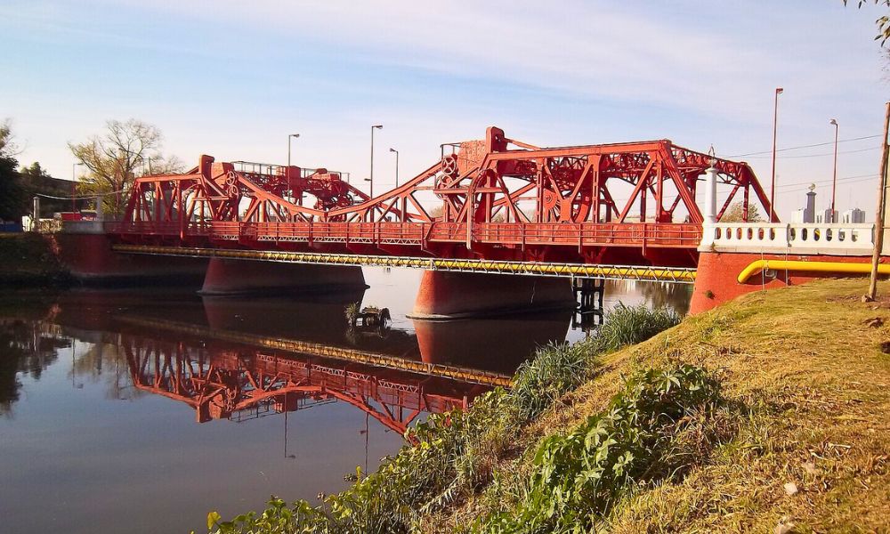 Paisaje que rodea al Puente Victorino de la Plaza.