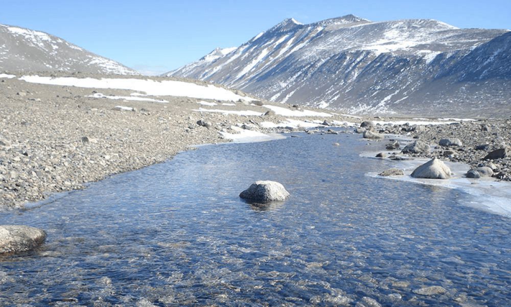 Paisaje del río más largo de la Antártida.