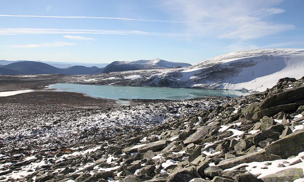 Paisaje nevado con un río de piedra. 