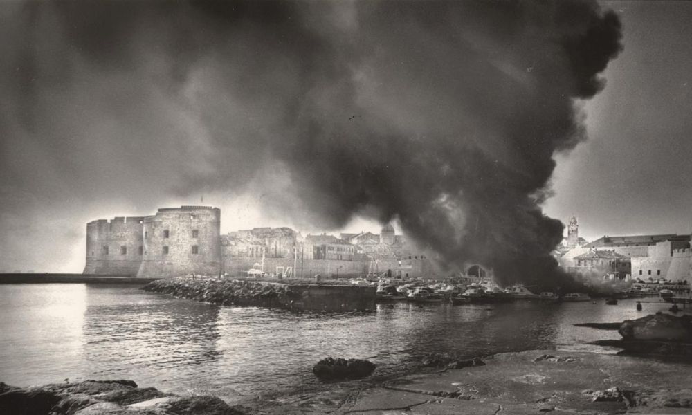 Ciudad costera de Dubrovnik en llamas durante la guerra de croacia 1991