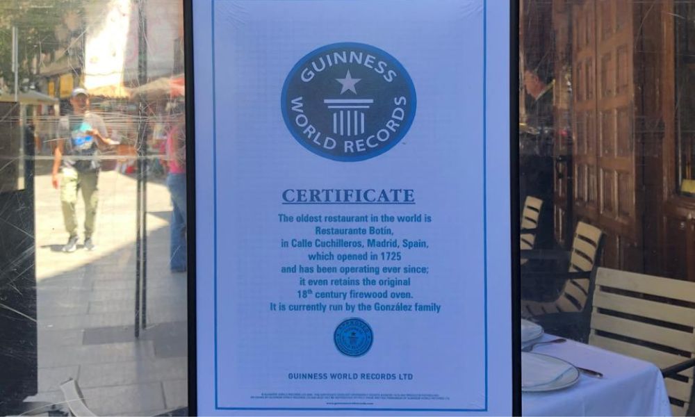  Libro Guinness de los Récords y su correspondiente certificado, impreso y enmarcado en el restaurante botín