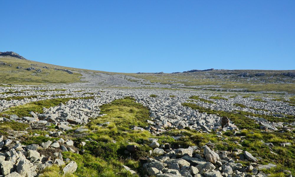 Un amplio río de piedra. 